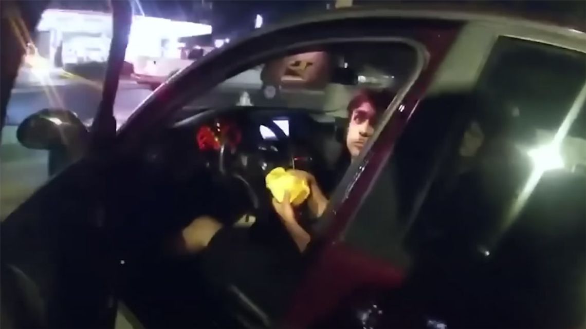 Siedział z dziewczyną pod McDonald's i jadł burgera. Policjant otworzył drzwi i zaczął strzelać. WIDEO