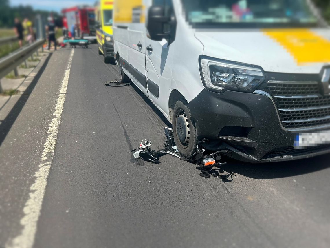 Siła uderzenia wciągnęła rower pod koła. Kierowca busa staranował rowerzystę Siła uderzenia wciągnęła rower pod koła. Kierowca busa staranował rowerzystę