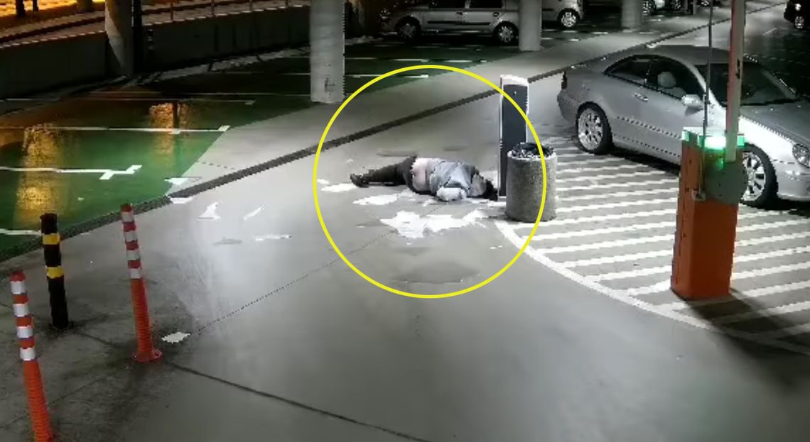 Skakał po świetliku i świetlik nie wytrzymał. Mężczyzna spadł na parking podziemny. WIDEO