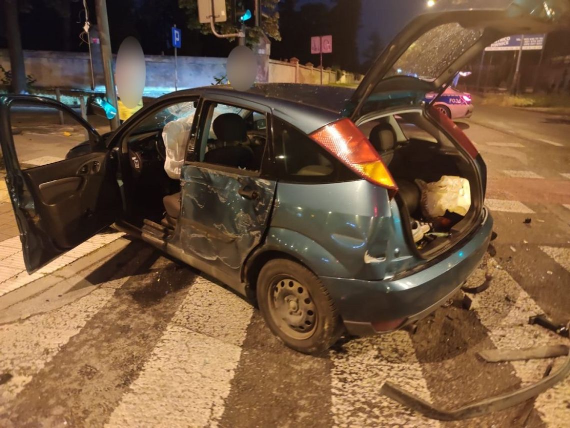 Skasował auto na słupie. Miał ponad dwa promile, twierdzi, że pił tylko wodę [FOTO]