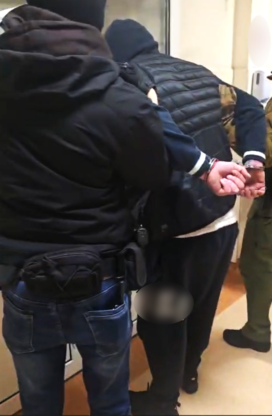 Skazany diler zamiast zgłosić się do więzienia, zmienił wygląd i zaczął się ukrywać. Policjanci zauważyli go na osiedlu Skazany diler zamiast zgłosić się do więzienia, zmienił wygląd i zaczął się ukrywać. Policjanci zauważyli go na osiedlu