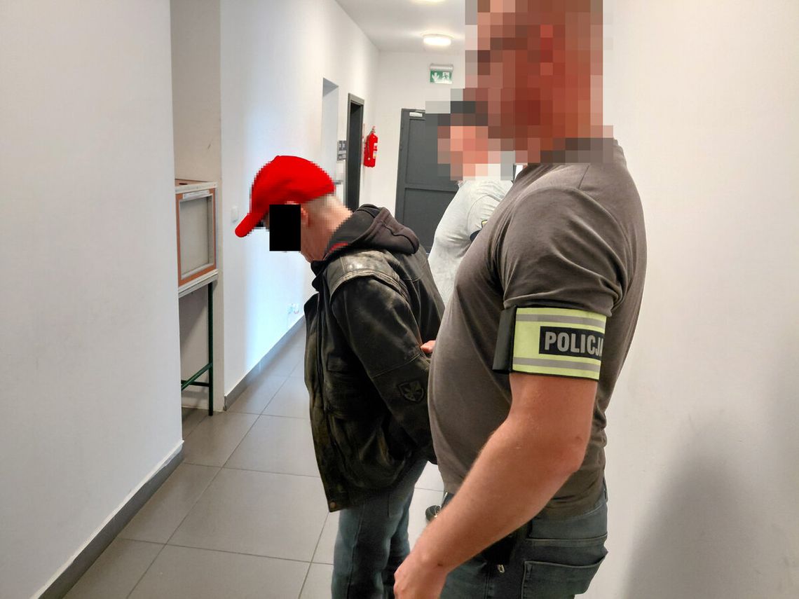 Skazany na więzienie mężczyzna wrócił po latach do Polski. Policjanci przywitali go na lotnisku Skazany na więzienie mężczyzna wrócił po latach do Polski. Policjanci przywitali go na lotnisku