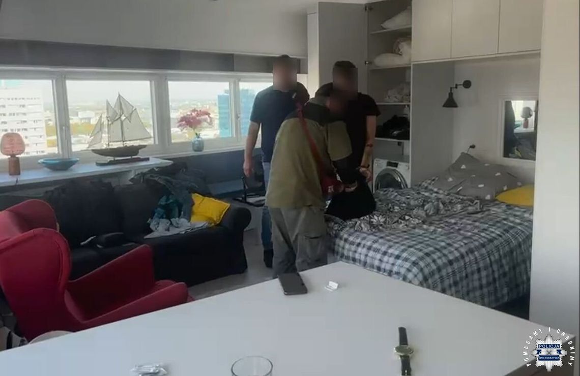 Skazany oszust ukrywał się w apartamencie z widokiem na Warszawę. Policja wpadła, gdy pił poranną kawę Skazany oszust ukrywał się w apartamencie z widokiem na Warszawę. Policja wpadła, gdy pił poranną kawę