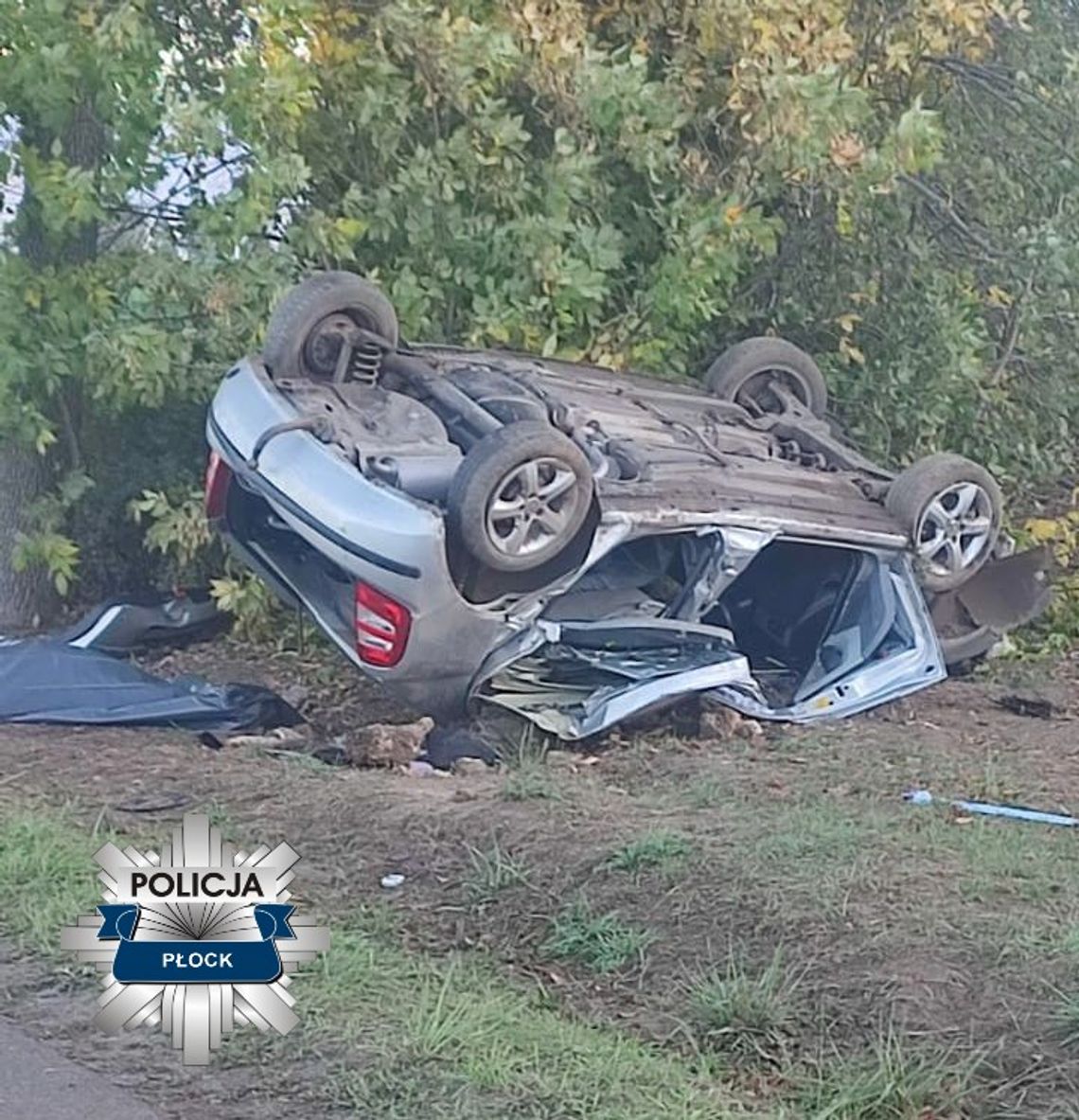 Skoda wypadła z drogi i uderzyła w drzewo. 47-letni kierowca zginął na miejscu [FOTO]