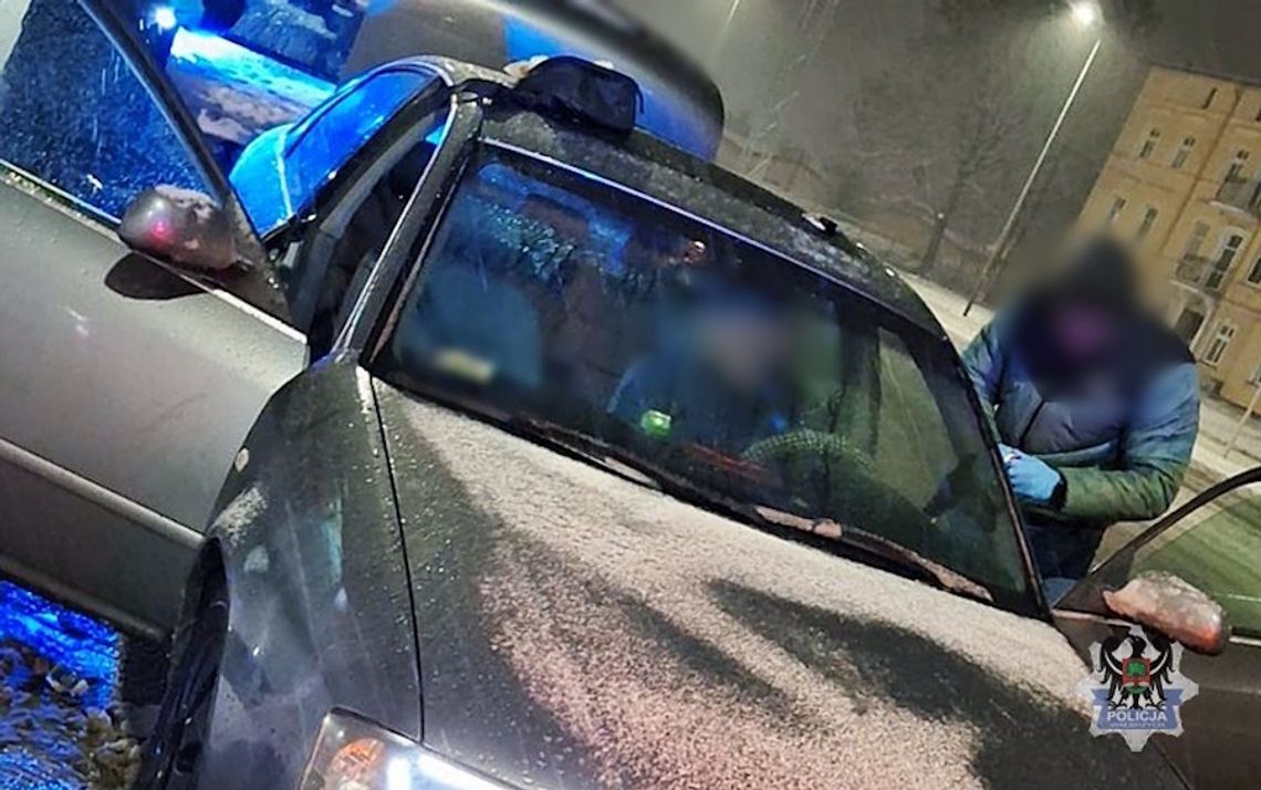 Skojarzyli auto i zatrzymali je do kontroli. 35-latek pod siedzeniem wiózł pół kilo metamfetaminy Skojarzyli auto i zatrzymali je do kontroli. 35-latek pod siedzeniem wiózł pół kilo metamfetaminy