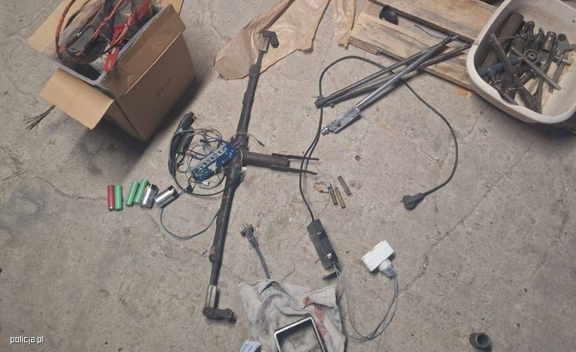 Skonstruował bombę i gromadził amunicję. Mężczyzna odpowie też za groźby