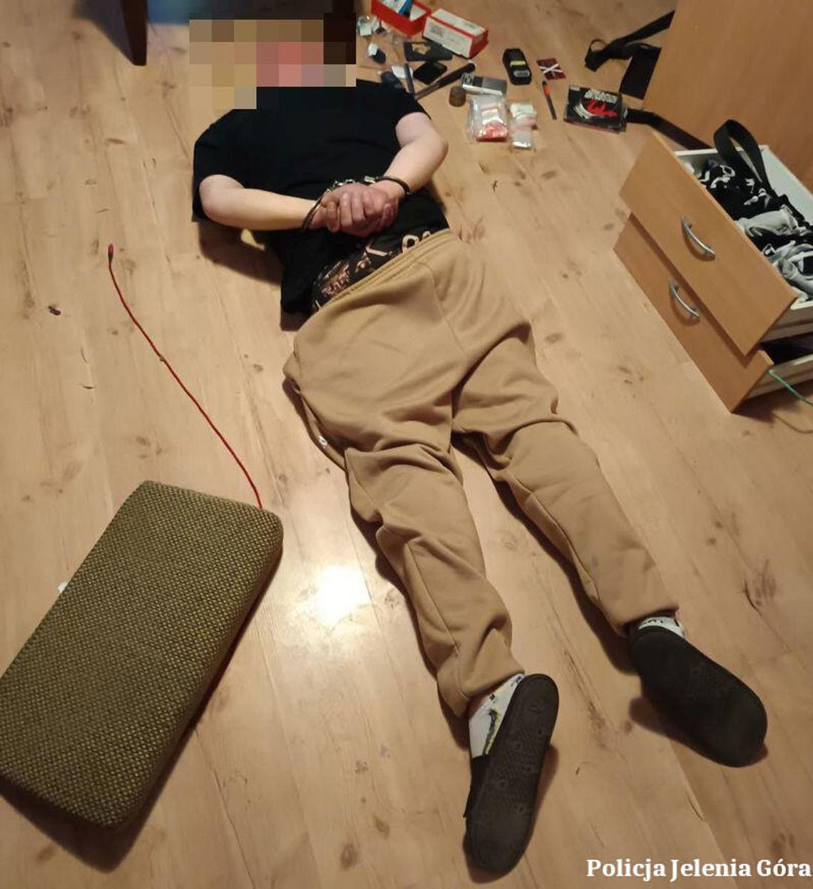 Skonstruował ładunek wybuchowy i zdetonował go na drodze. 36-letni "bomber" zatrzymany przez policję Skonstruował ładunek wybuchowy i zdetonował go na drodze. 36-letni "bomber" zatrzymany przez policję