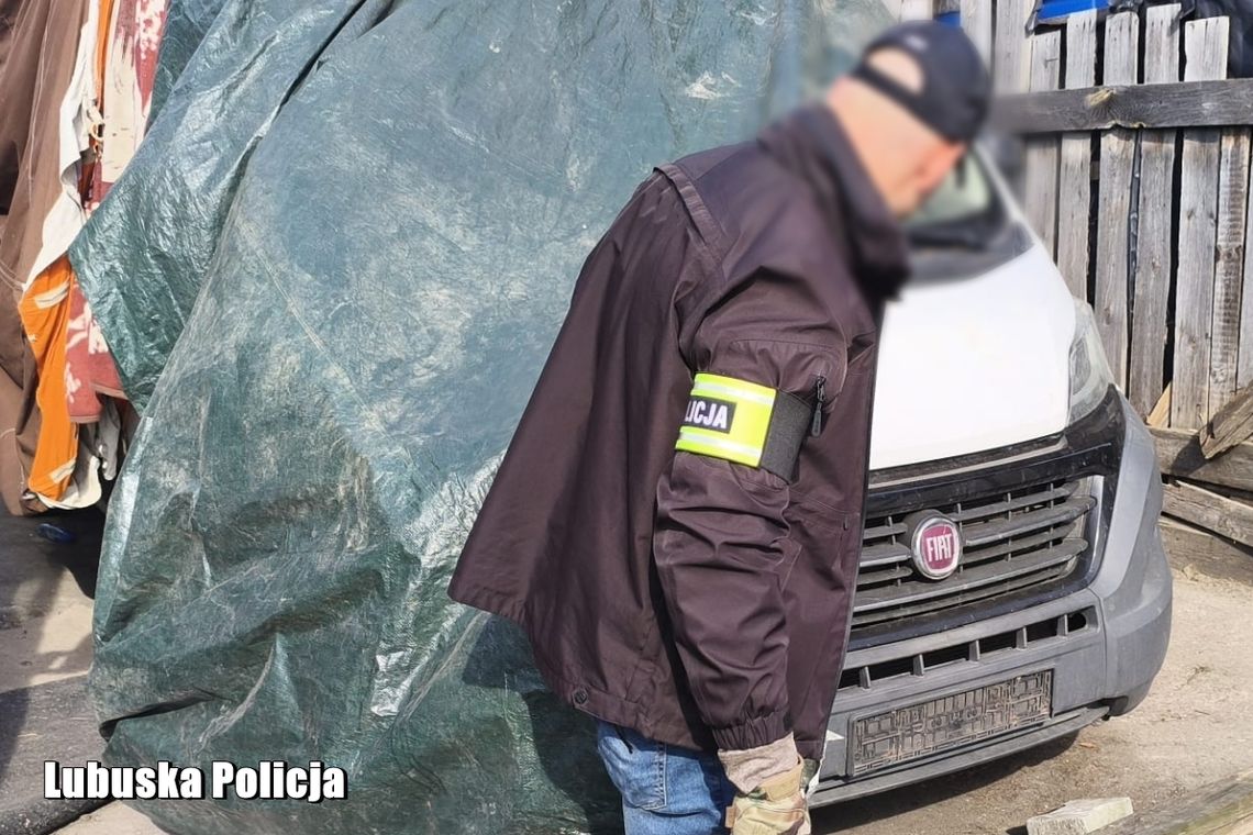 Skradli busa wartego 30 tysięcy i schowali go pod plandeką. Ich tłumaczenie zaskoczyło policjantów Skradli busa wartego 30 tysięcy i schowali go pod plandeką. Ich tłumaczenie zaskoczyło policjantów