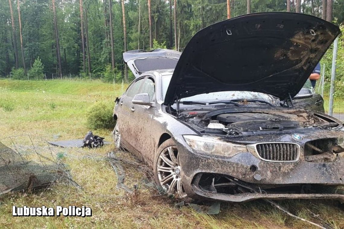 Skradzione BMW odnalazło się rozbite na autostradzie. Kierowca odpowie za paserstwo i narkotyki