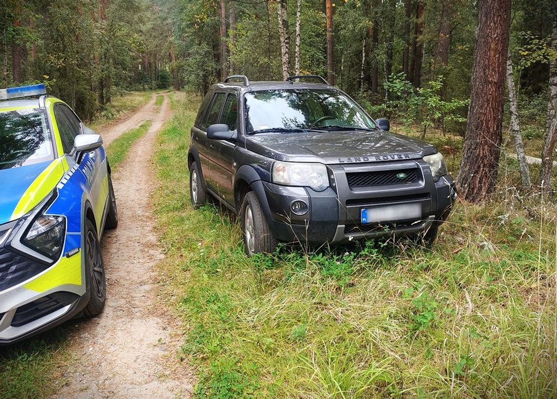 Skradziony Land Rover ukryty w lesie. 51-latek wpadł, gdy próbował go otworzyć Skradziony Land Rover ukryty w lesie. 51-latek wpadł, gdy próbował go otworzyć