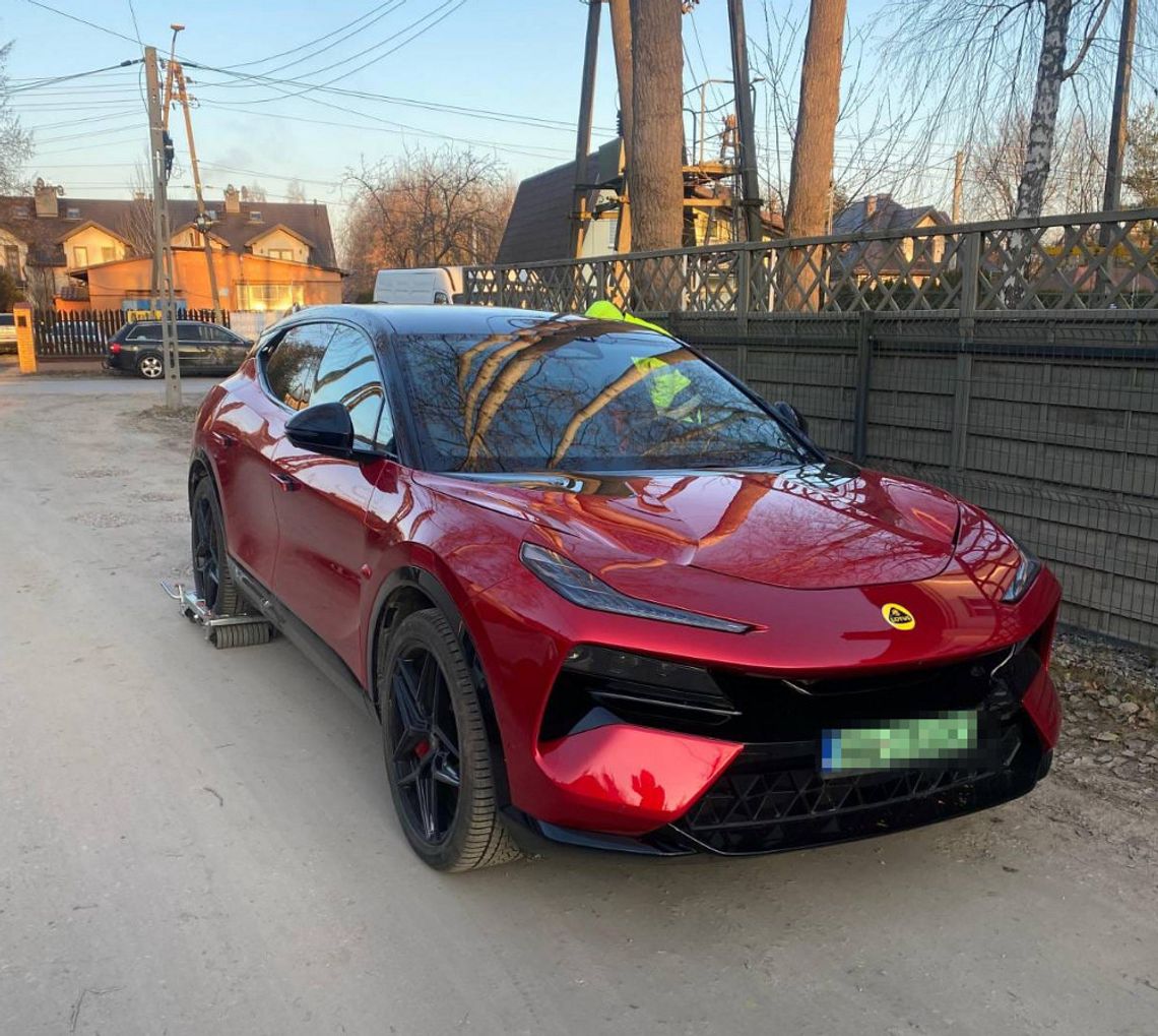 Skradziony lotus wart 700 tysięcy odnaleziony na bocznej drodze. Auto odzyskała grupa Skorpion