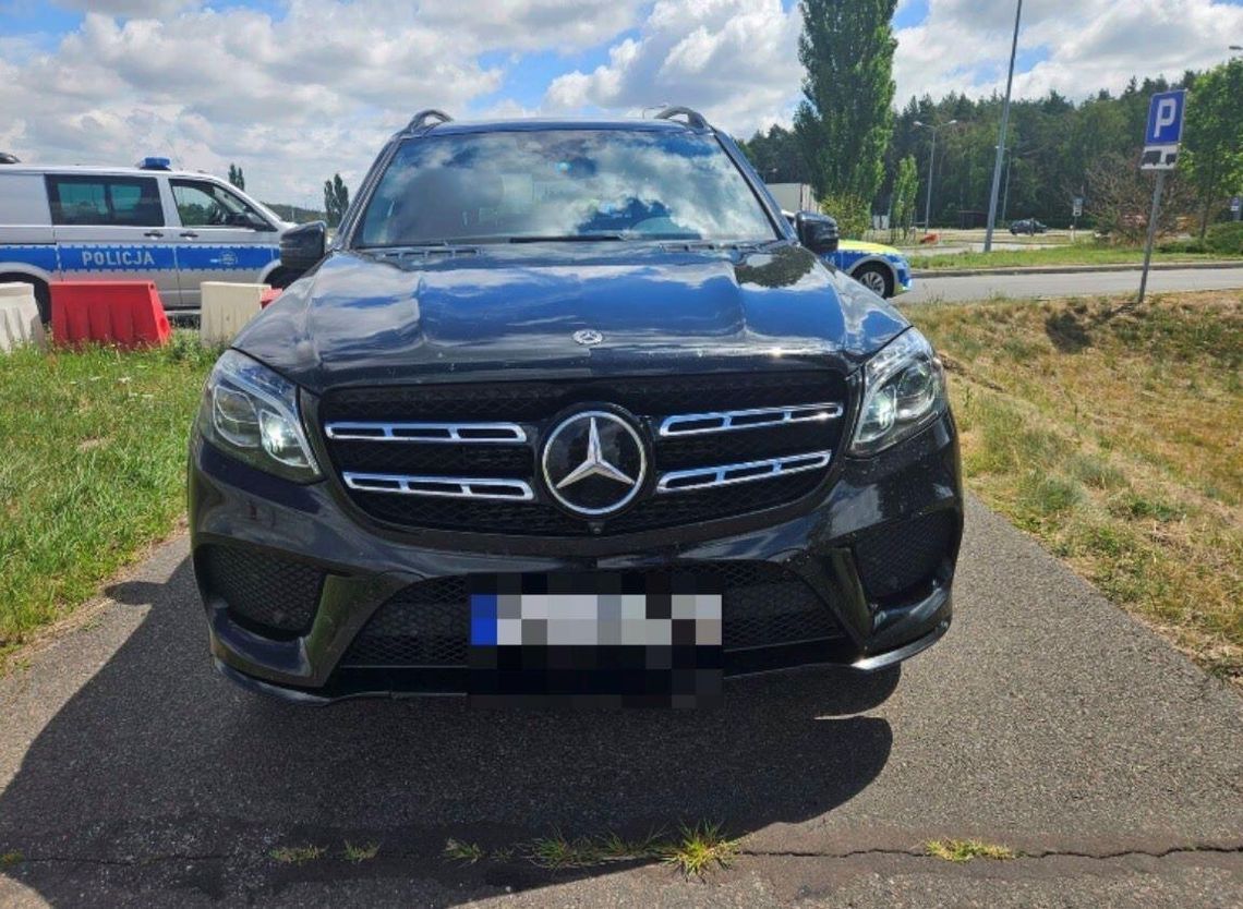 Skradziony mercedes zatrzymany na autostradzie. Kierowca miał zmienione tablice rejestracyjne Skradziony mercedes zatrzymany na autostradzie. Kierowca miał zmienione tablice rejestracyjne