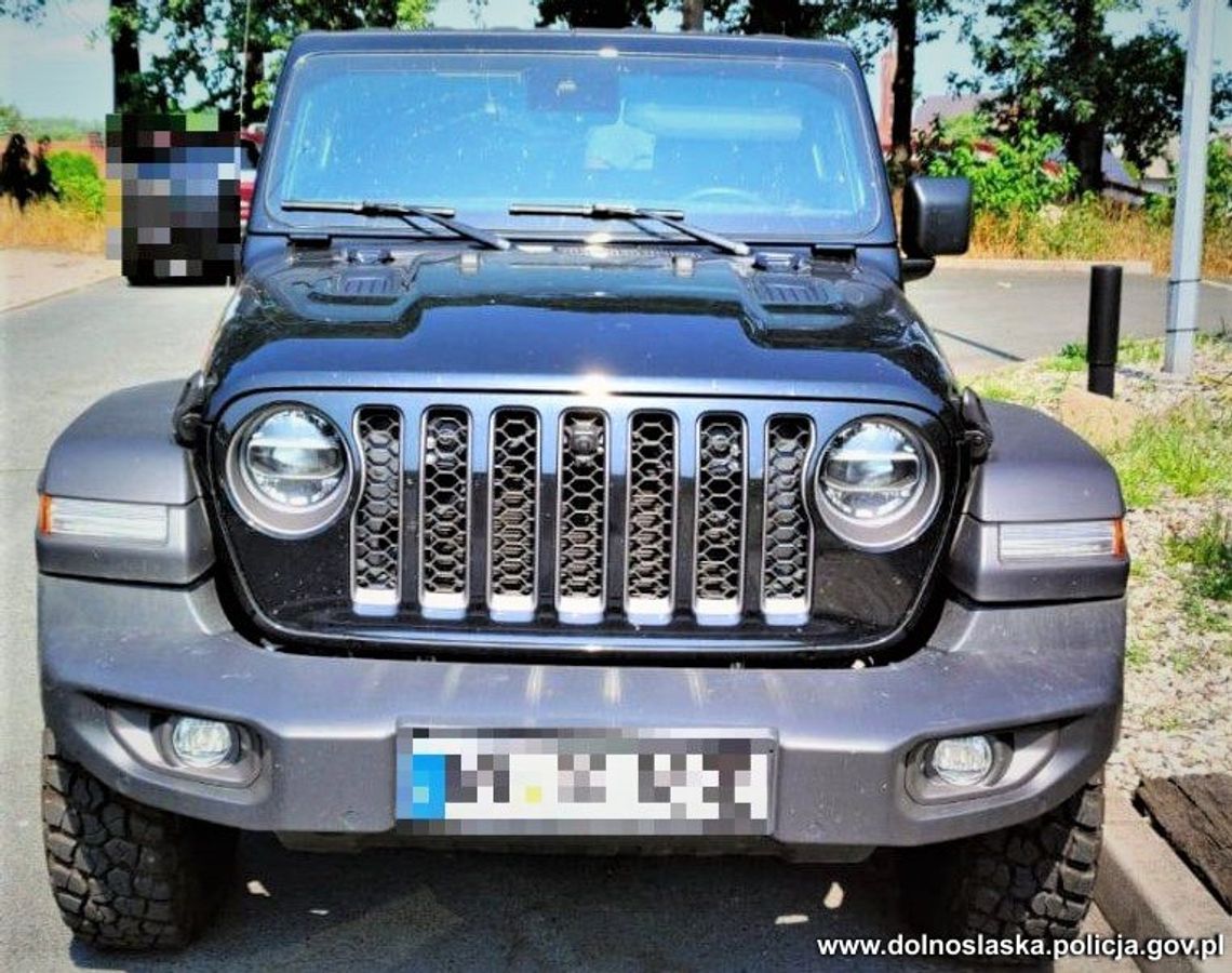 Skradziony w Niemczech jeep stał z nowymi blachami pod polskim hotelem