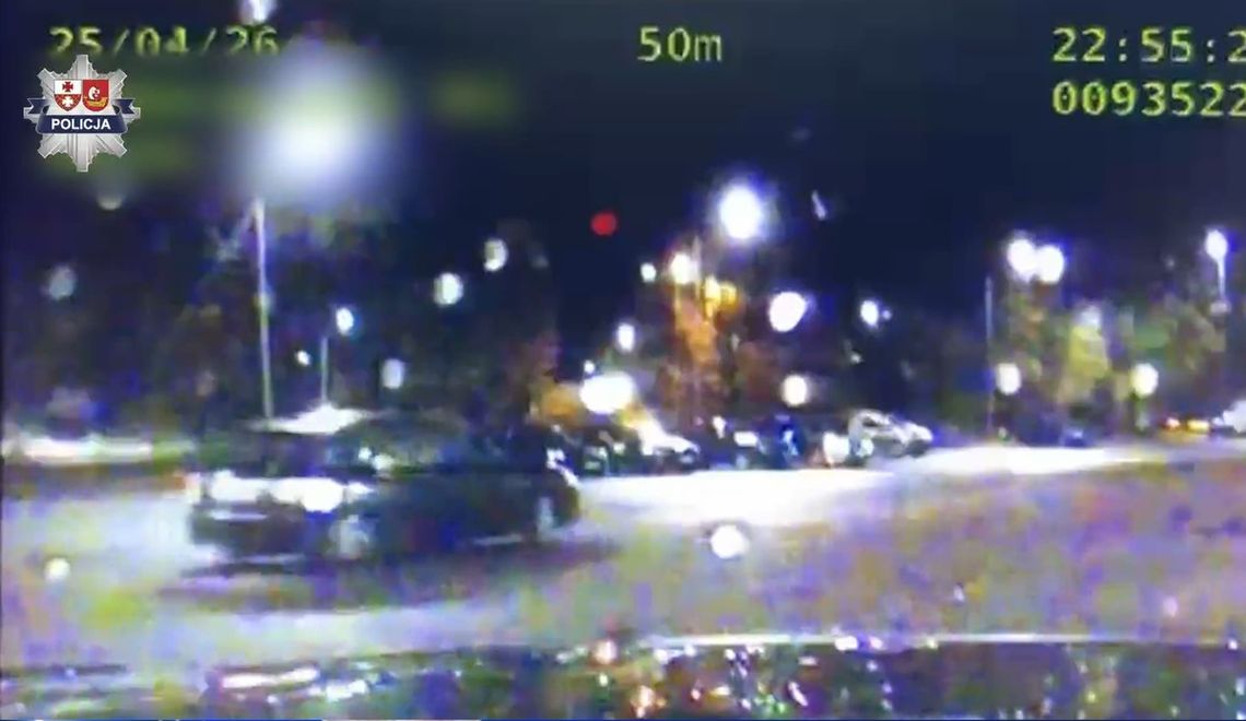 Skrajnie niebezpieczne popisy młodego kierowcy Subaru. Driftował z kolegami w bagażniku