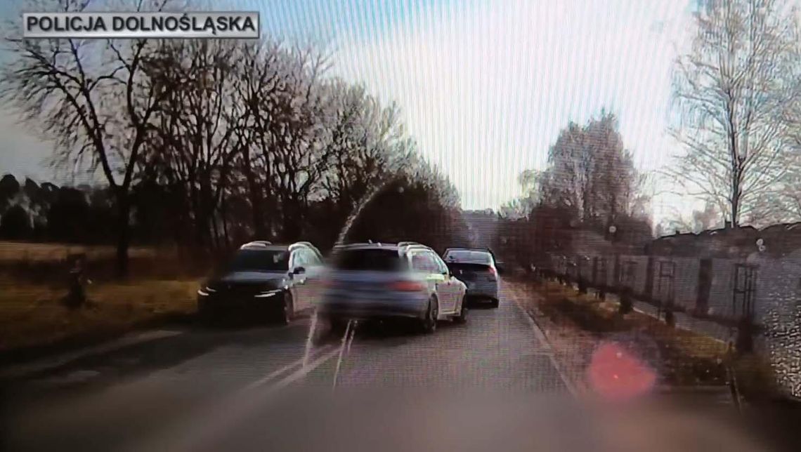 Skrajnie niebezpieczne sytuacje na drogach nagrane przez kamerki samochodowe. Filmy trafiły na policję