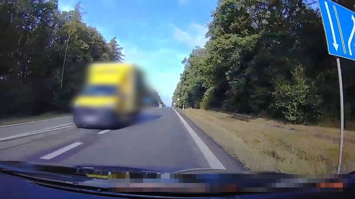 Skrajnie niebezpieczny manewr kierowcy dostawczaka. Jechał pod prąd prosto na czołówkę Skrajnie niebezpieczny manewr kierowcy dostawczaka. Jechał pod prąd prosto na czołówkę