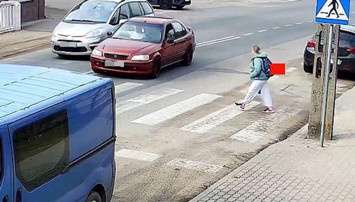 Skrajnie niebezpieczny manewr kierowcy Hondy na przejściu na pieszych. Chciało przez nie przejść dziecko