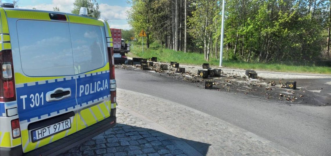 Skrzynki z piwem wypadły z dostawczaka. Kierowca nie zabezpieczył właściwie ładunku