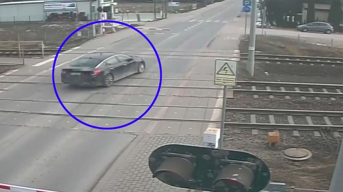 Slalomem między zaporami przez przejazd kolejowy. Po drugiej stronie 20-latek od razu spotkał się z drogówką