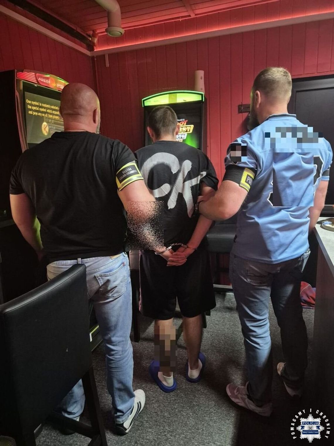 Służby weszły do nielegalnych kasyn w centrum. W jednym z lokali 23-latek poszukiwany przez dwie prokuratury Służby weszły do nielegalnych kasyn w centrum. W jednym z lokali 23-latek poszukiwany przez dwie prokuratury
