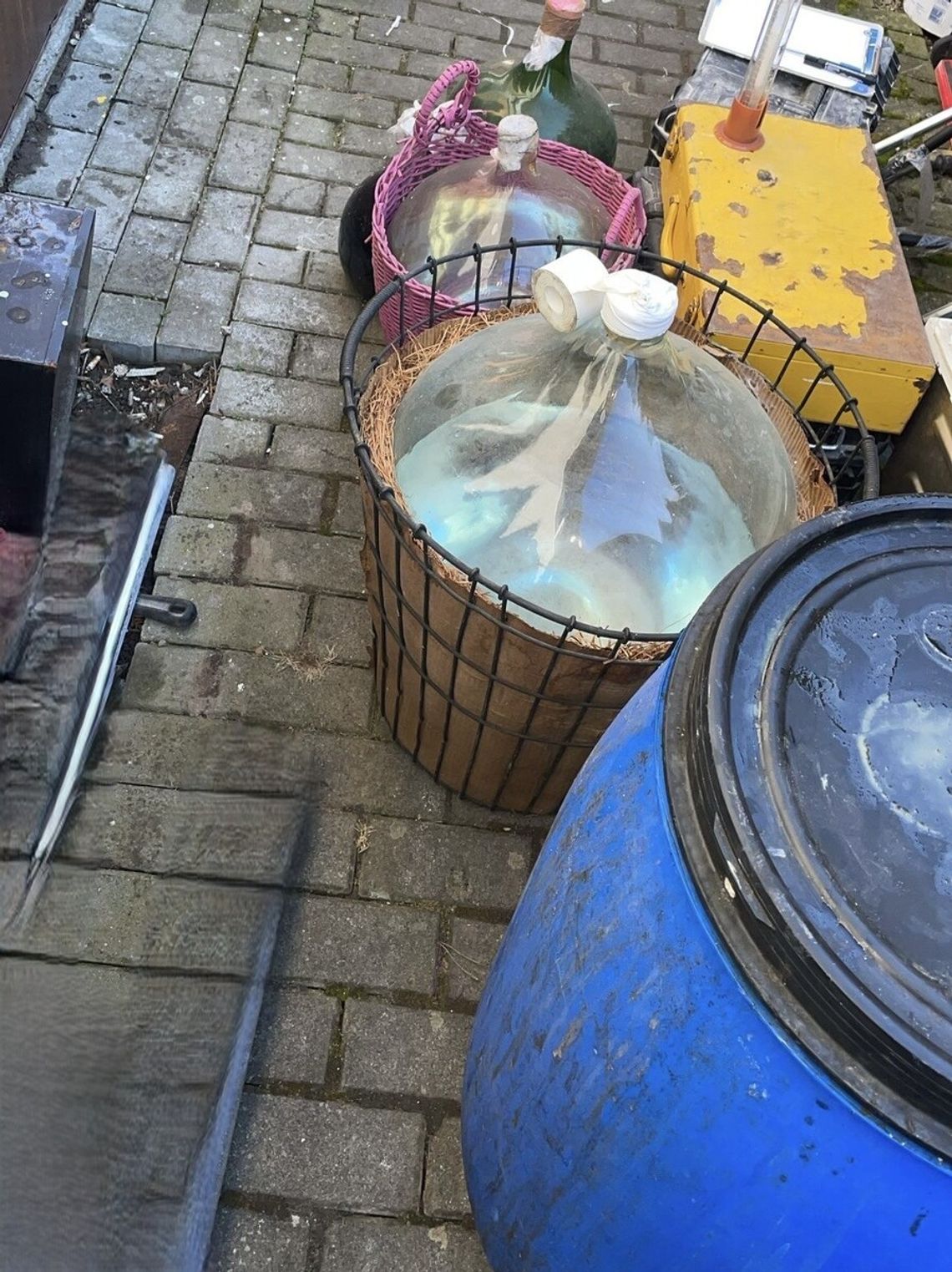 Służby zlikwidowały nielegalną gorzelnię. Przejęto 500 litrów alkoholu i zatrzymano 41-latka