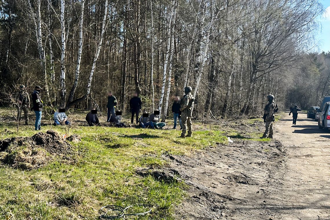 Śmieciowa mafia rozbita. Zakopywali odpady na Mazurach, wpadli na gorącym uczynku Śmieciowa mafia rozbita. Zakopywali odpady na Mazurach, wpadli na gorącym uczynku