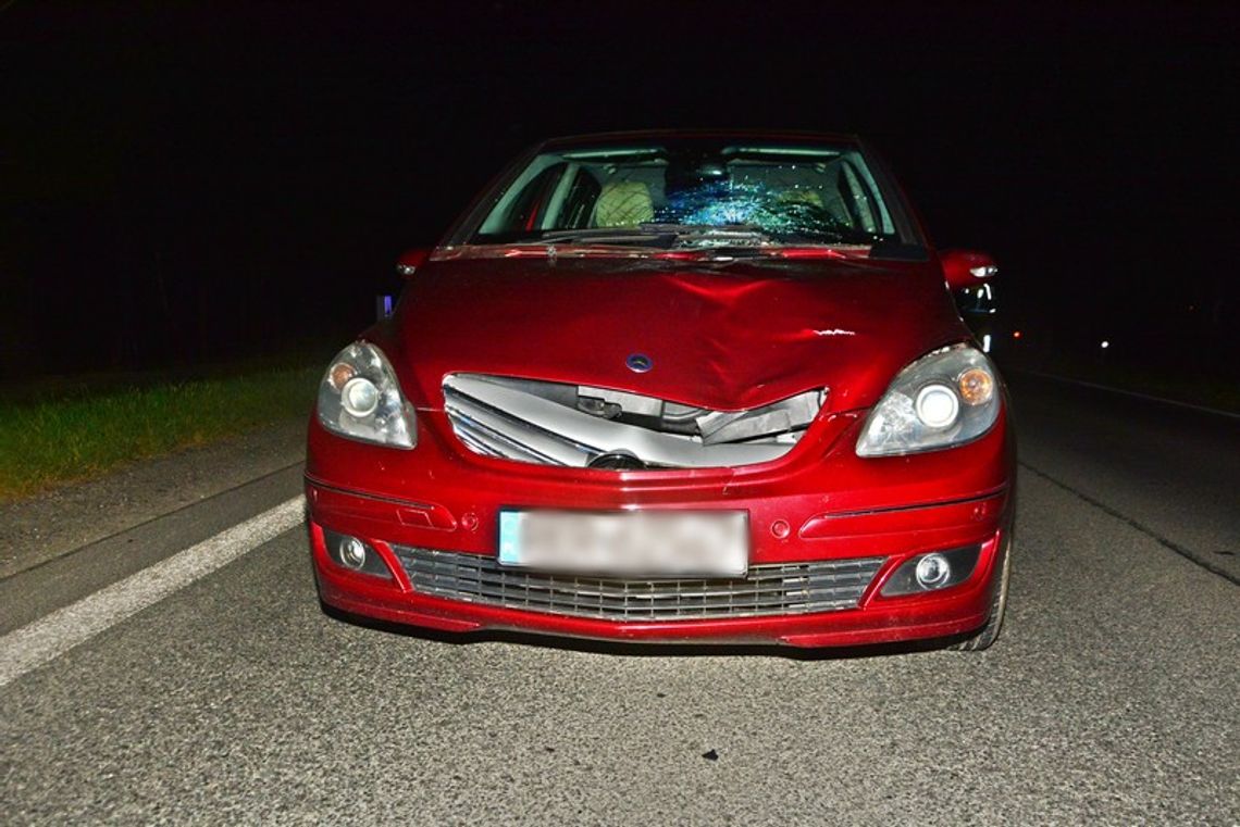 Śmiertelne potrącenie kobiety. Piesza wybiegła zza samochodu wprost pod nadjeżdżającego mercedesa