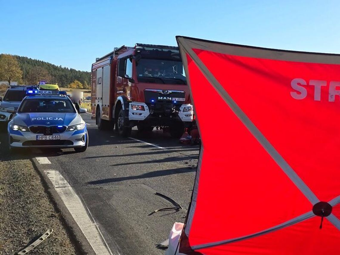 Śmiertelne zderzenie na DK8. Kierowca volkswagena zginął, dwie osoby trafiły do szpitali Śmiertelne zderzenie na DK8. Kierowca volkswagena zginął, dwie osoby trafiły do szpitali