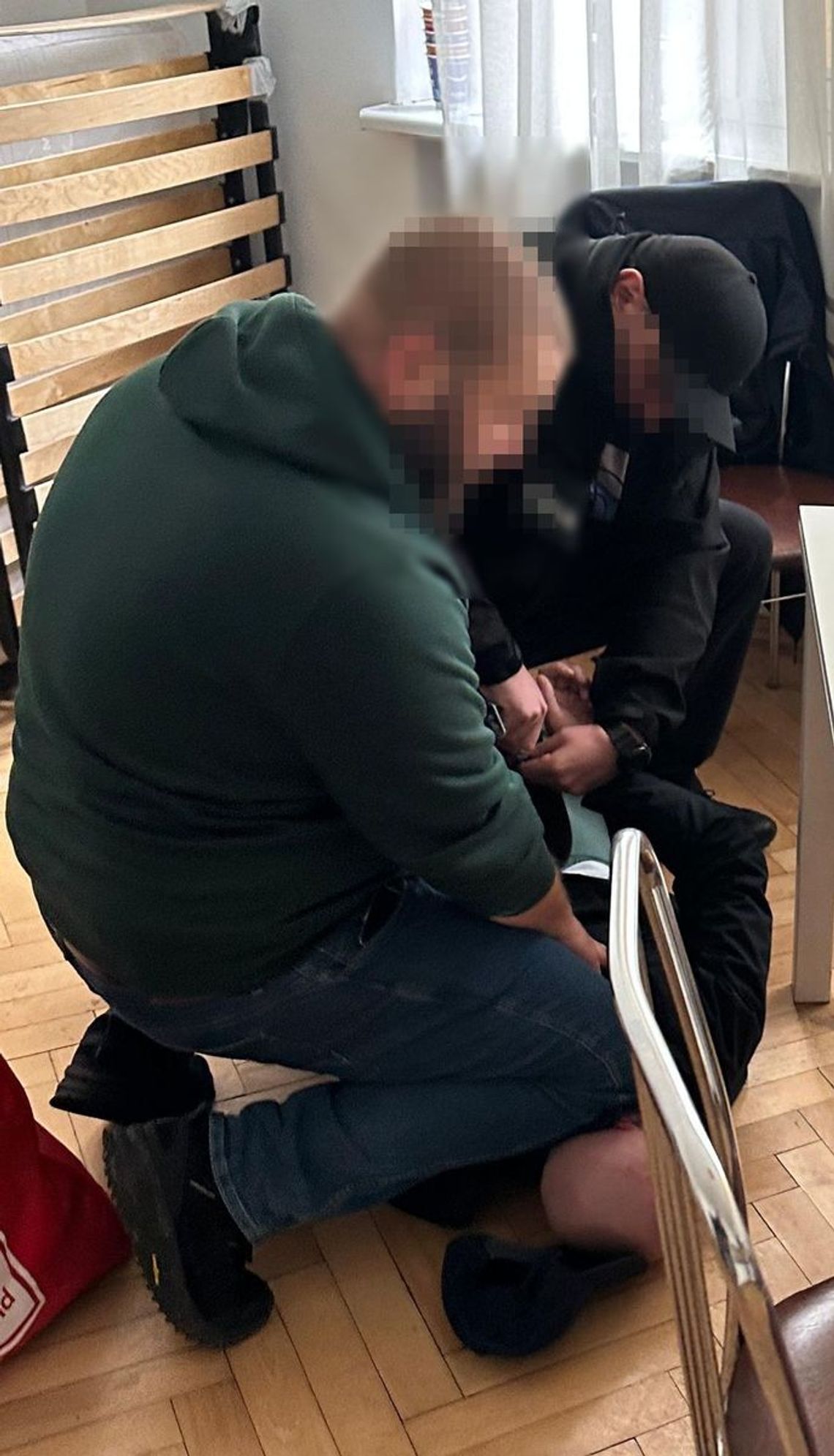 Śmiertelnie pobił człowieka i uciekł z miasta. Policjanci zatrzymali 26-latka na drugim końcu Polski