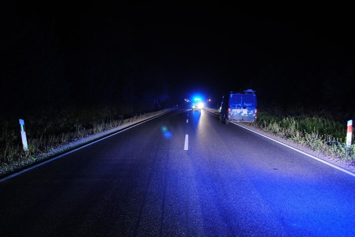 Śmiertelny finał nocnego potrącenia pieszego. 31-latek zginął pod kołami dostawczaka