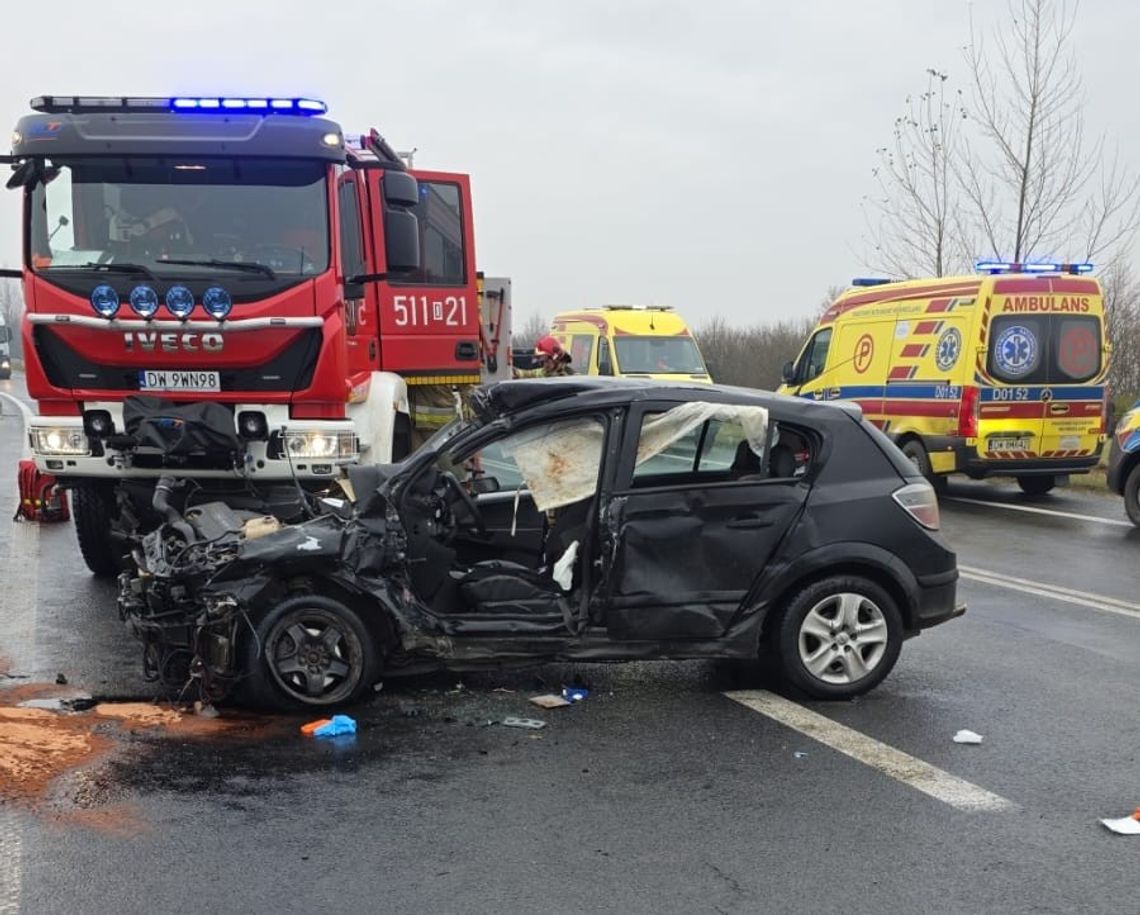 Śmiertelny finał zderzenia opla i autokaru. Zginęła kierująca, która zawracała osobówką