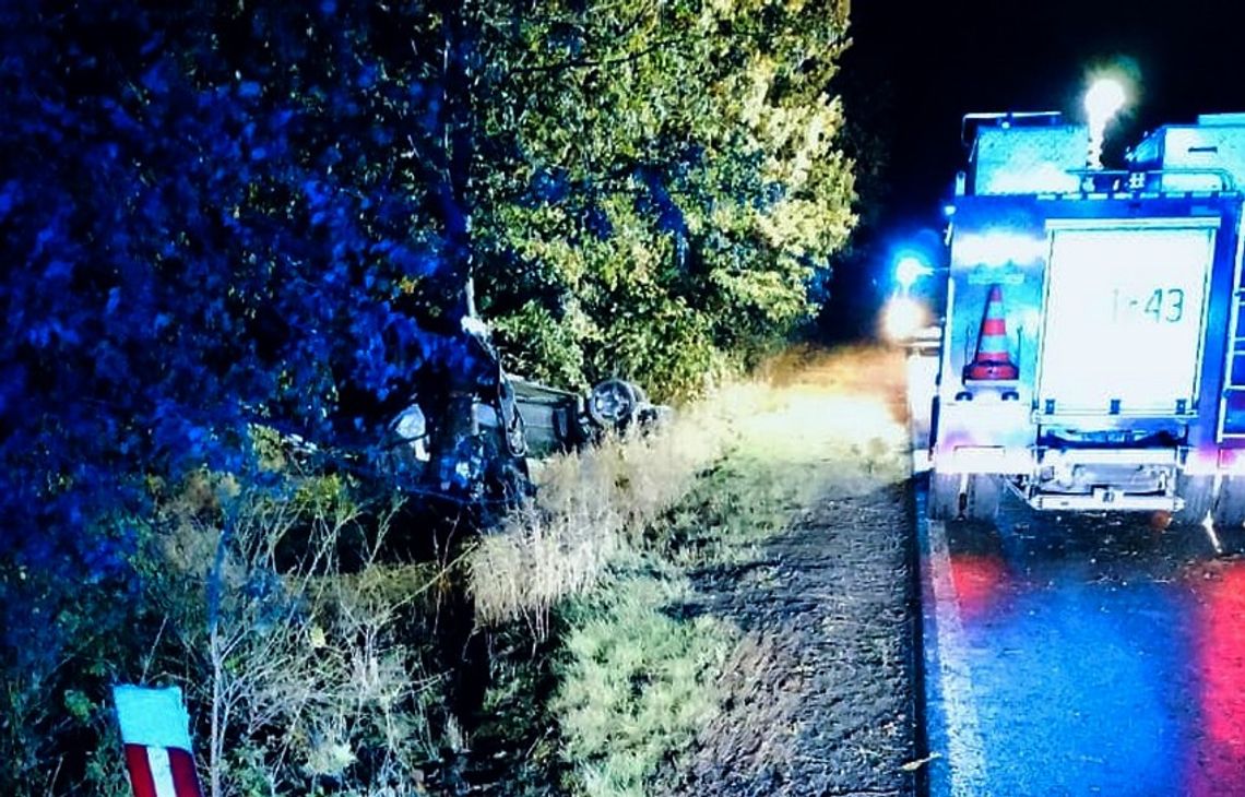 Śmiertelny wypadek 19-latka. Kierujący volkswagenem zjechał z drogi i uderzył w drzewo [FOTO]