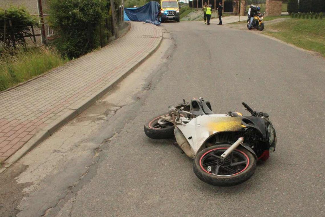 Śmiertelny wypadek młodego motocyklisty. 23-latek najechał na krawężnik i uderzył w ogrodzenie