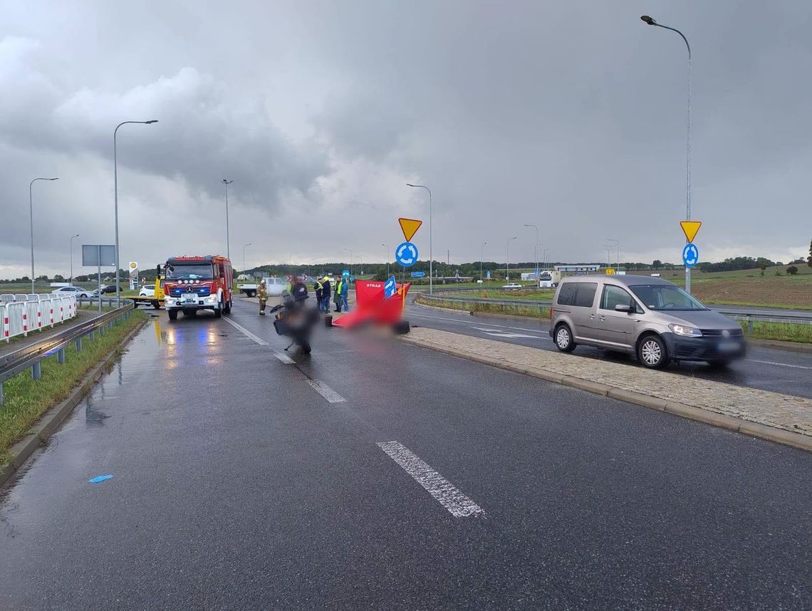 Śmiertelny wypadek motocyklisty. Po zjechaniu z ronda stracił panowanie nad BMW i uderzył w znaki
