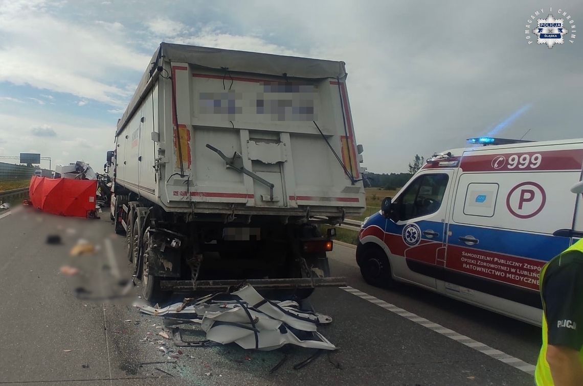 Śmiertelny wypadek na autostradzie A1. Bus wjechał w tył ciężarówki, zginął pasażer [FOTO]