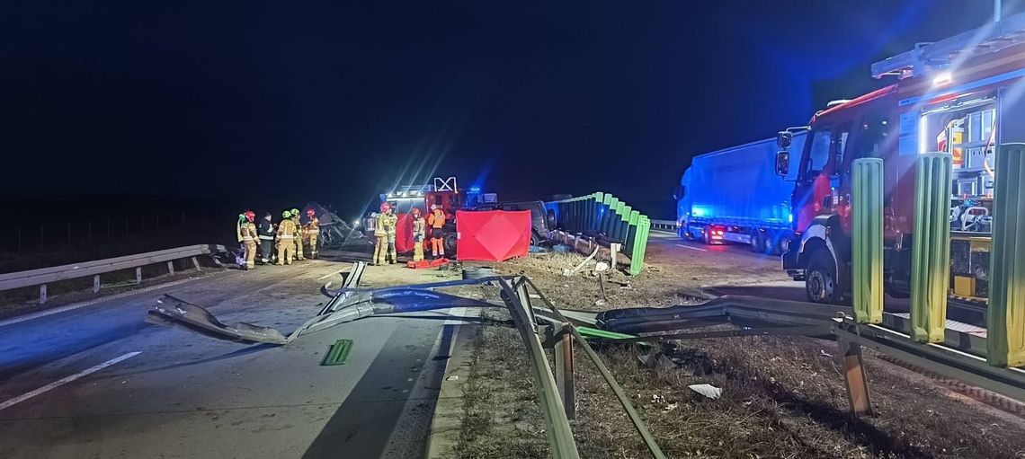Śmiertelny wypadek na autostradzie A4. Ciężarówka przebiła bariery i zderzyła się czołowo z osobówką