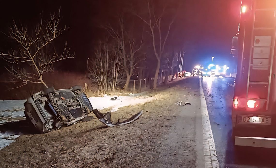 Śmiertelny wypadek na krajowej 5. Hyundai zderzył się z BMW i Toyotą, po czym wbił się w drzewo Śmiertelny wypadek na krajowej 5. Hyundai zderzył się z BMW i Toyotą, po czym wbił się w drzewo