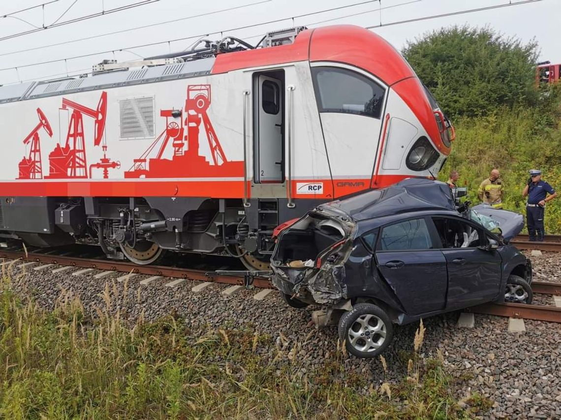 Śmiertelny wypadek na przejeździe kolejowym. Lokomotywa przepchała forda kilkaset metrów