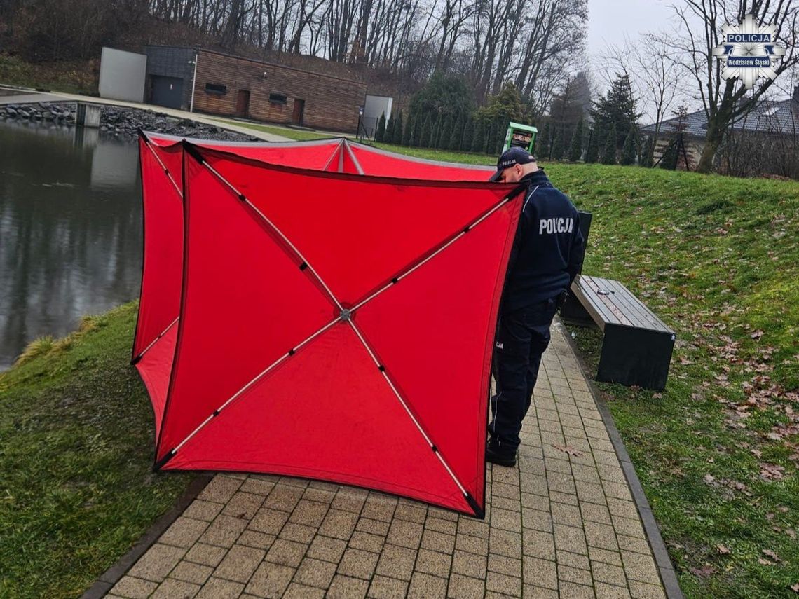 Śmiertelny wypadek nad zbiornikiem. Pijany mężczyzna stracił równowagę i wpadł do wody Śmiertelny wypadek nad zbiornikiem. Pijany mężczyzna stracił równowagę i wpadł do wody