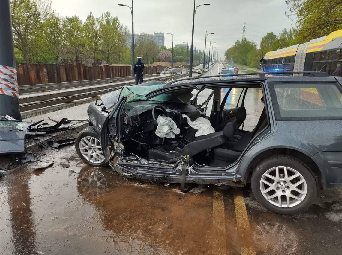 Śmiertelny wypadek podczas ulicznego ścigania. Zginął 27-letni kierowca mercedesa