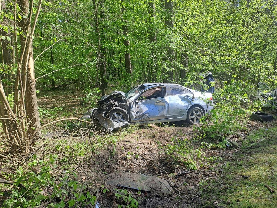 Śmiertelny wypadek podczas wyprzedzania. Zginął 42-letni kierowca, dwie osoby zostały ranne