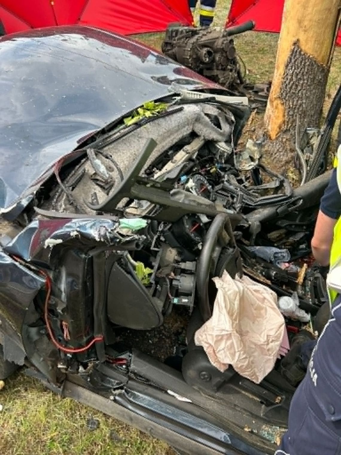Śmiertelny wypadek w Chorzelach. Volkswagen passat zjechał z drogi i uderzył w drzewo Śmiertelny wypadek w Chorzelach. Volkswagen passat zjechał z drogi i uderzył w drzewo