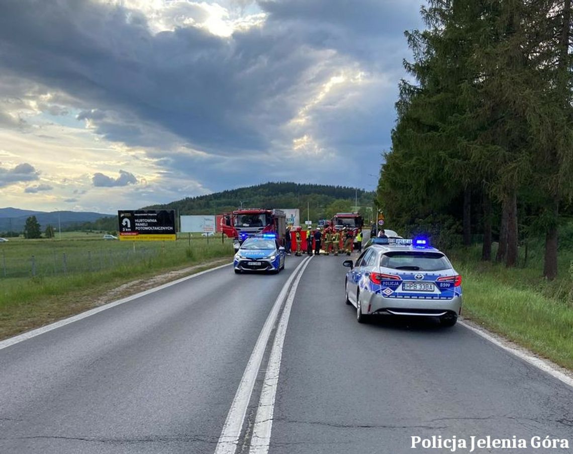 Śmiertelny wypadek z udziałem motocyklisty. Po wyprzedzeniu stracił panowanie nad pojazdem i zderzył się z osobówką [FOTO]