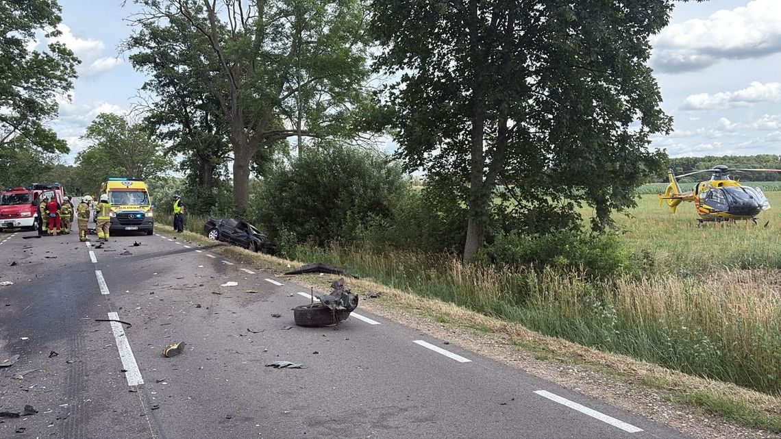 Śmiertelny finał zderzenia osobówek na drodze wojewódzkiej. W wypadku zginął młody kierowca BMW Śmiertelny finał zderzenia osobówek na drodze wojewódzkiej. W wypadku zginął młody kierowca BMW