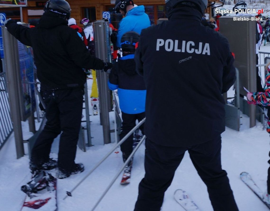 Snowboardzista ścigał instruktora na stoku. Miał prawie 4 promile i uczył jeździć dziecko