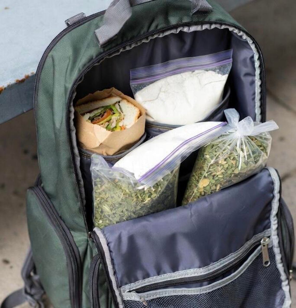 Spakował do plecaka kanapkę, zioło i biały proszek. Policjanci szybko poznali, że coś jest nie tak Spakował do plecaka kanapkę, zioło i biały proszek. Policjanci szybko poznali, że coś jest nie tak