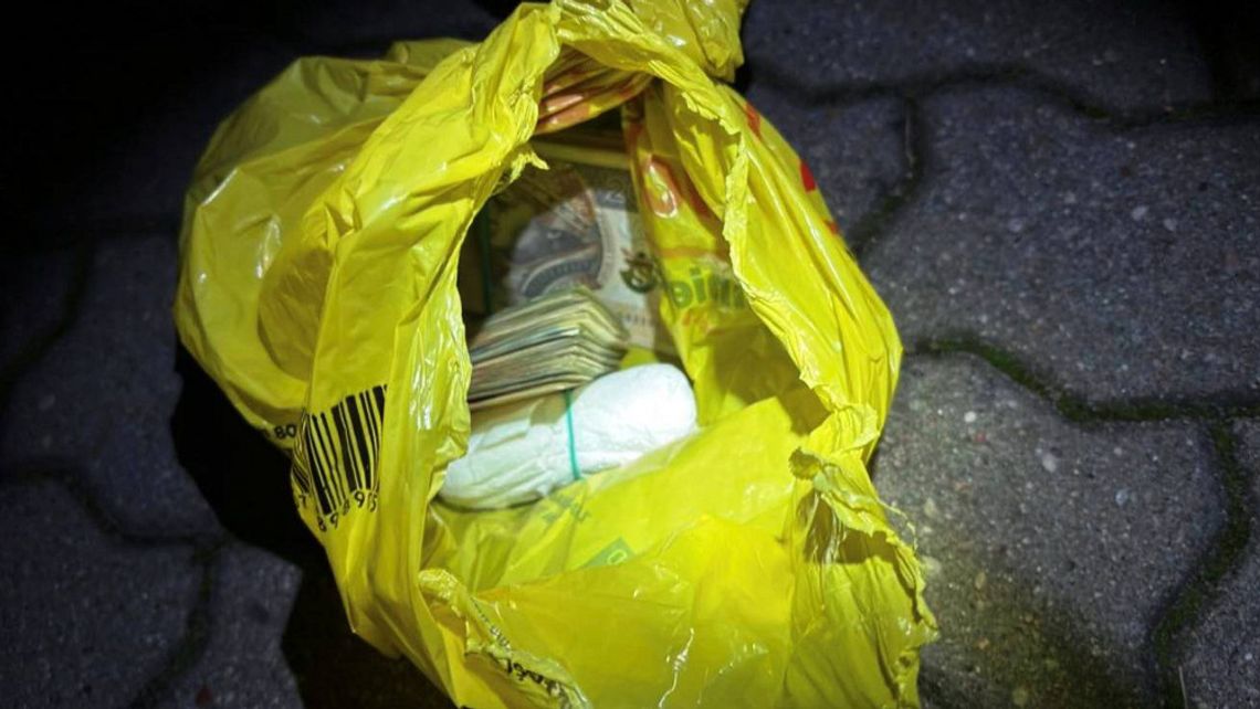 Spakowali 40 tysięcy złotych do foliowej torby i dali oszustce. Myśleli, że to tajna akcja policji