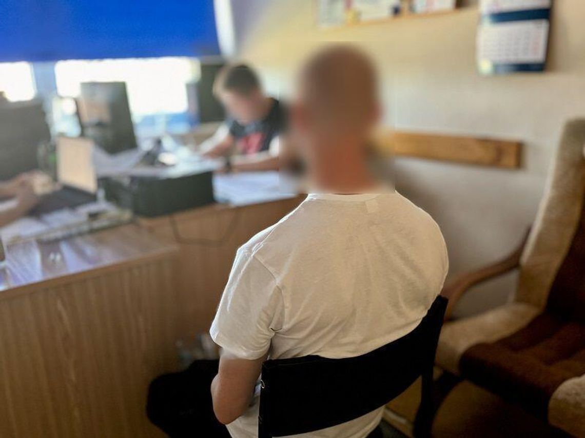 Spali, gdy mężczyzna wszedł do mieszkania przez otwarty balkon. Dopiero po obudzeniu zorientowali się, co się stało