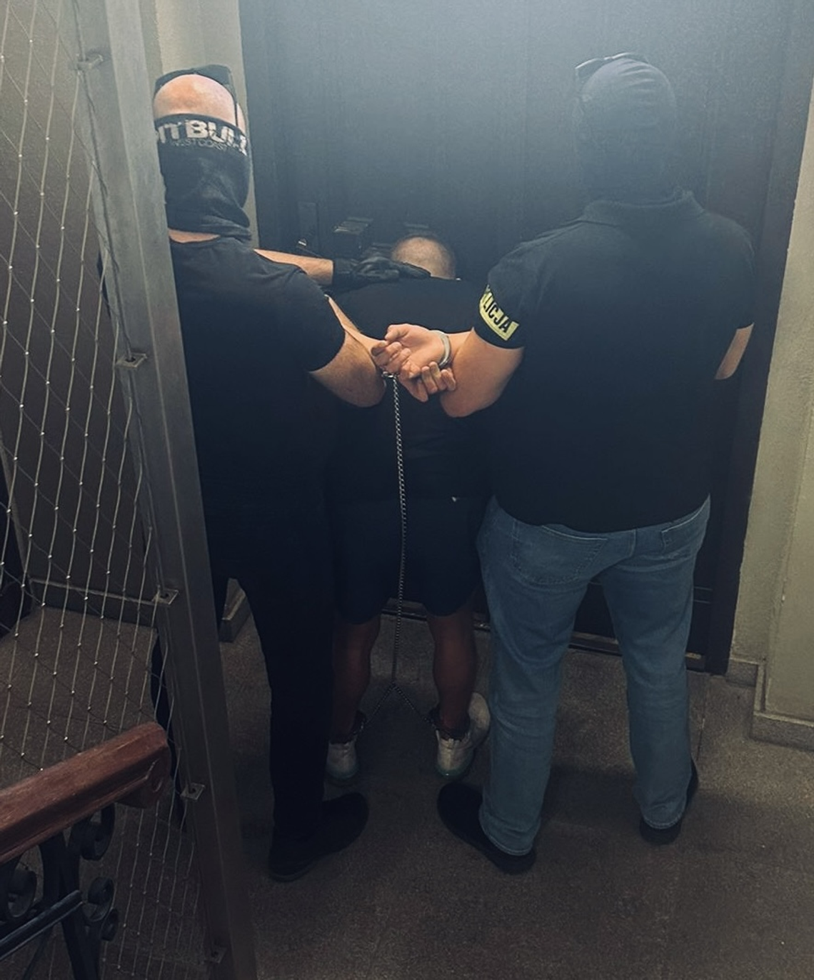 Spali w Mercedesie z włączonym silnikiem. Policjanci znaleźli narkotyki i skradzione tablice Spali w Mercedesie z włączonym silnikiem. Policjanci znaleźli narkotyki i skradzione tablice
