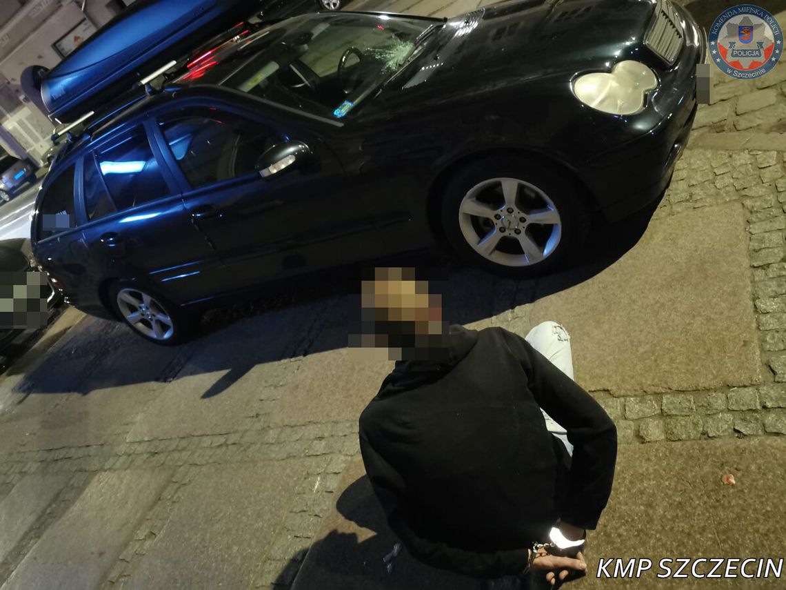 Spanikował na widok patrolu. Uciekał z narkotykami w kieszeni i uszkodził mercedesa na parkingu Spanikował na widok patrolu. Uciekał z narkotykami w kieszeni i uszkodził mercedesa na parkingu